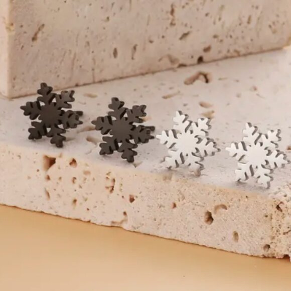 π50% OFF/3+...Snowflake Stud Earrings (Silver tone) - Picture 5 of 5